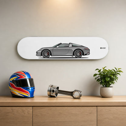 Tabla decorativa skate Porsche 911 Targa 4S 991.2 Agate Grey fondo Plano en un living – StreetRacing