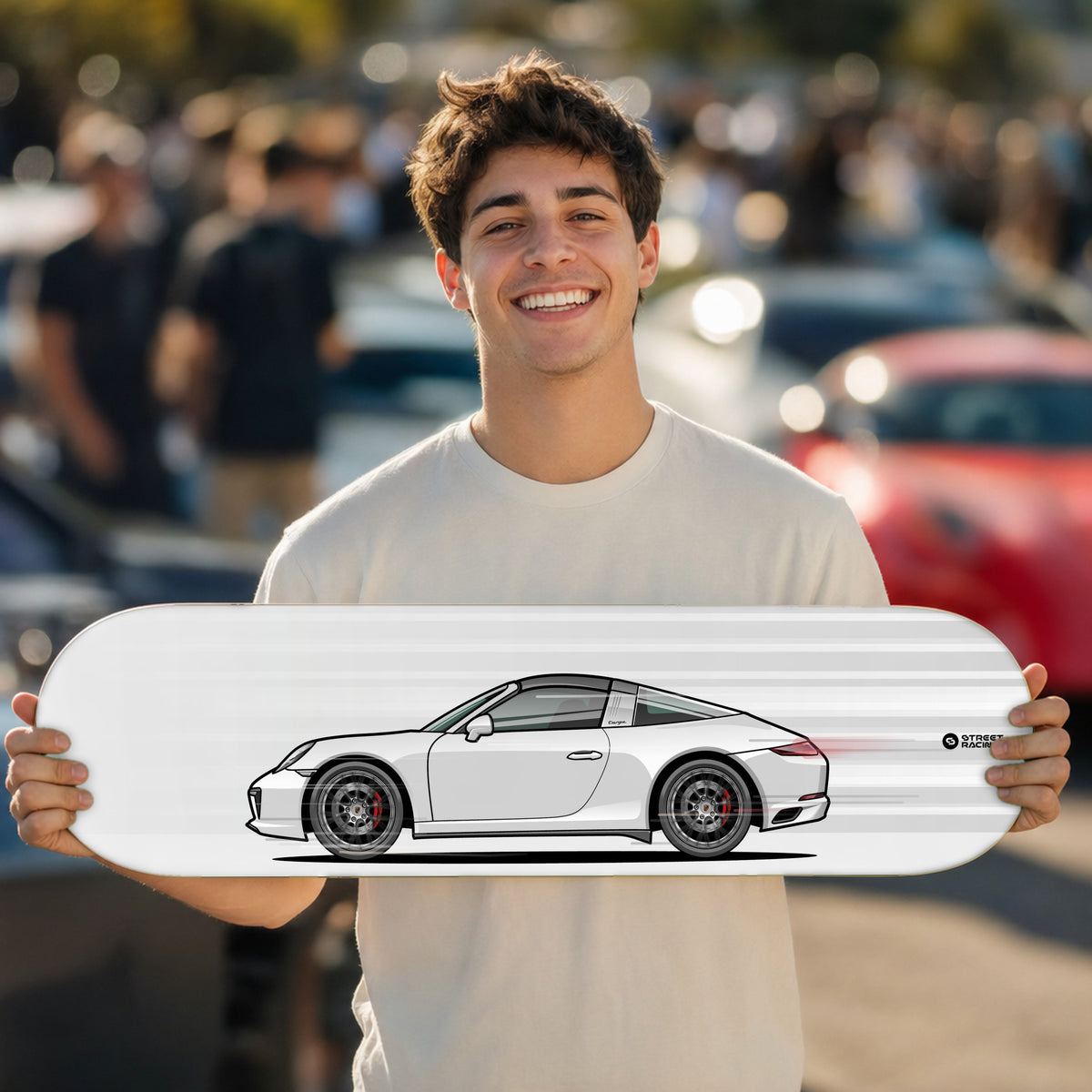 Tabla decorativa skate Porsche 911 Targa 4S 991.2 Carrara White fondo Movimiento en un car meet – StreetRacing