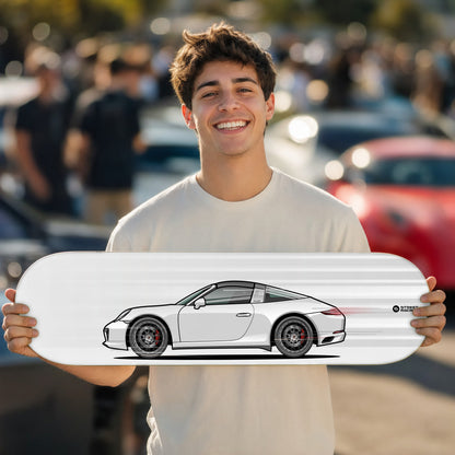 Tabla decorativa skate Porsche 911 Targa 4S 991.2 Carrara White fondo Movimiento en un car meet – StreetRacing