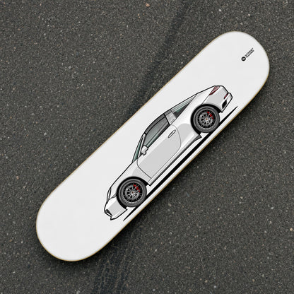 Tabla decorativa skate Porsche 911 Targa 4S 991.2 Carrara White fondo Plano sobre el asfalto – StreetRacing