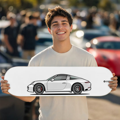 Tabla decorativa skate Porsche 911 Targa 4S 991.2 Carrara White fondo Plano en un car meet – StreetRacing