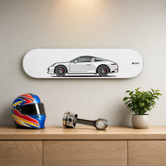 Tabla decorativa skate Porsche 911 Targa 4S 991.2 Carrara White fondo Plano en un living – StreetRacing