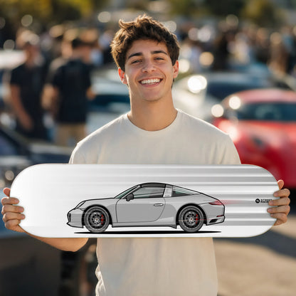 Tabla decorativa skate Porsche 911 Targa 4S 991.2 GT Silver fondo Movimiento en un car meet – StreetRacing