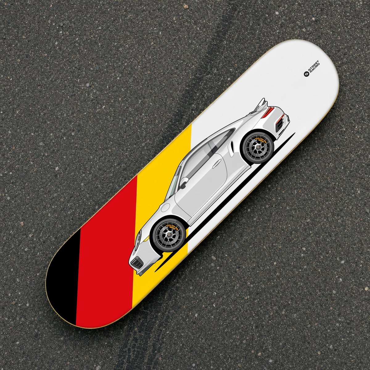 Tabla decorativa skate Porsche 911 Turbo S 991.2 Carrara White fondo Bandera alemana sobre el asfalto – StreetRacing