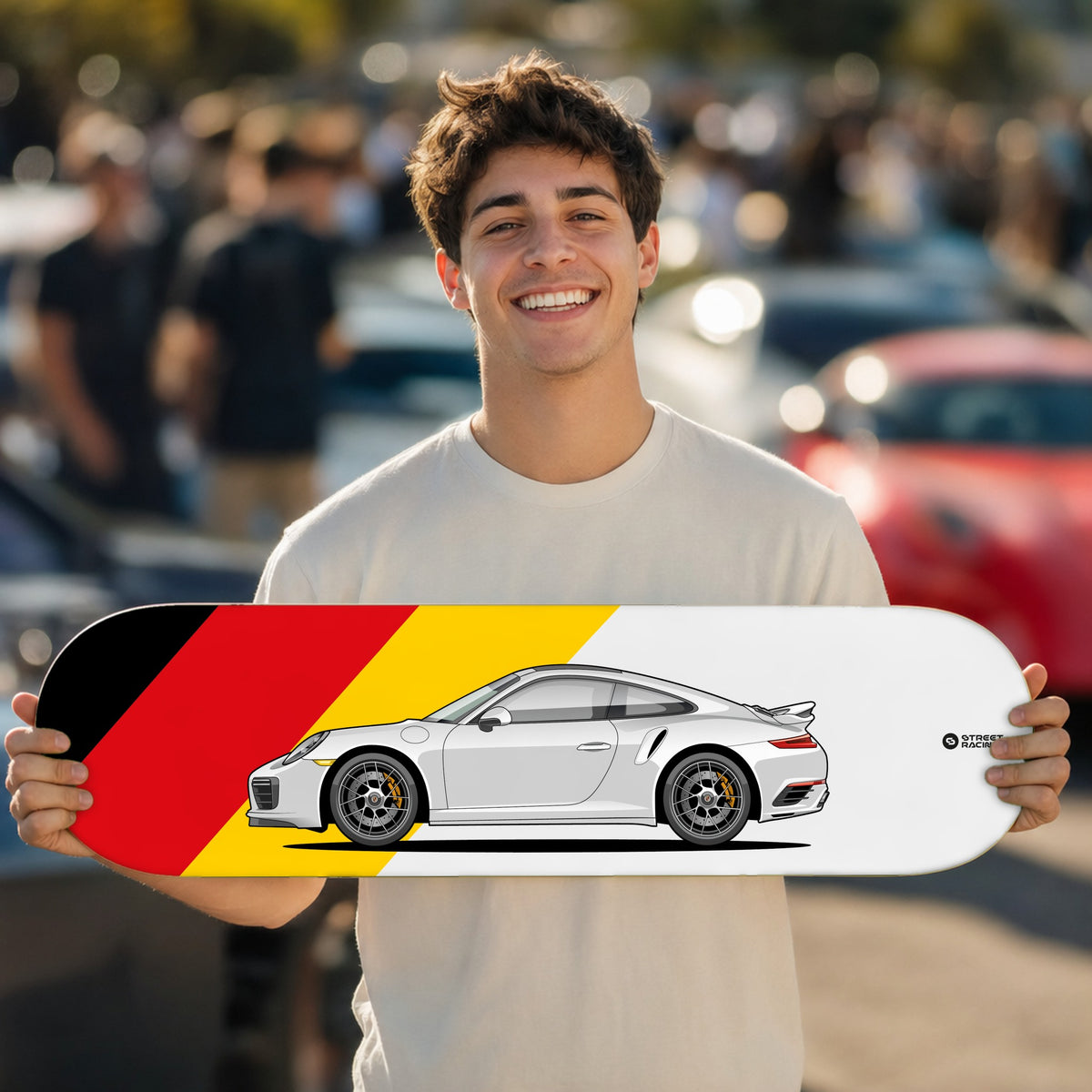 Tabla decorativa skate Porsche 911 Turbo S 991.2 Carrara White fondo Bandera alemana en un car meet – StreetRacing