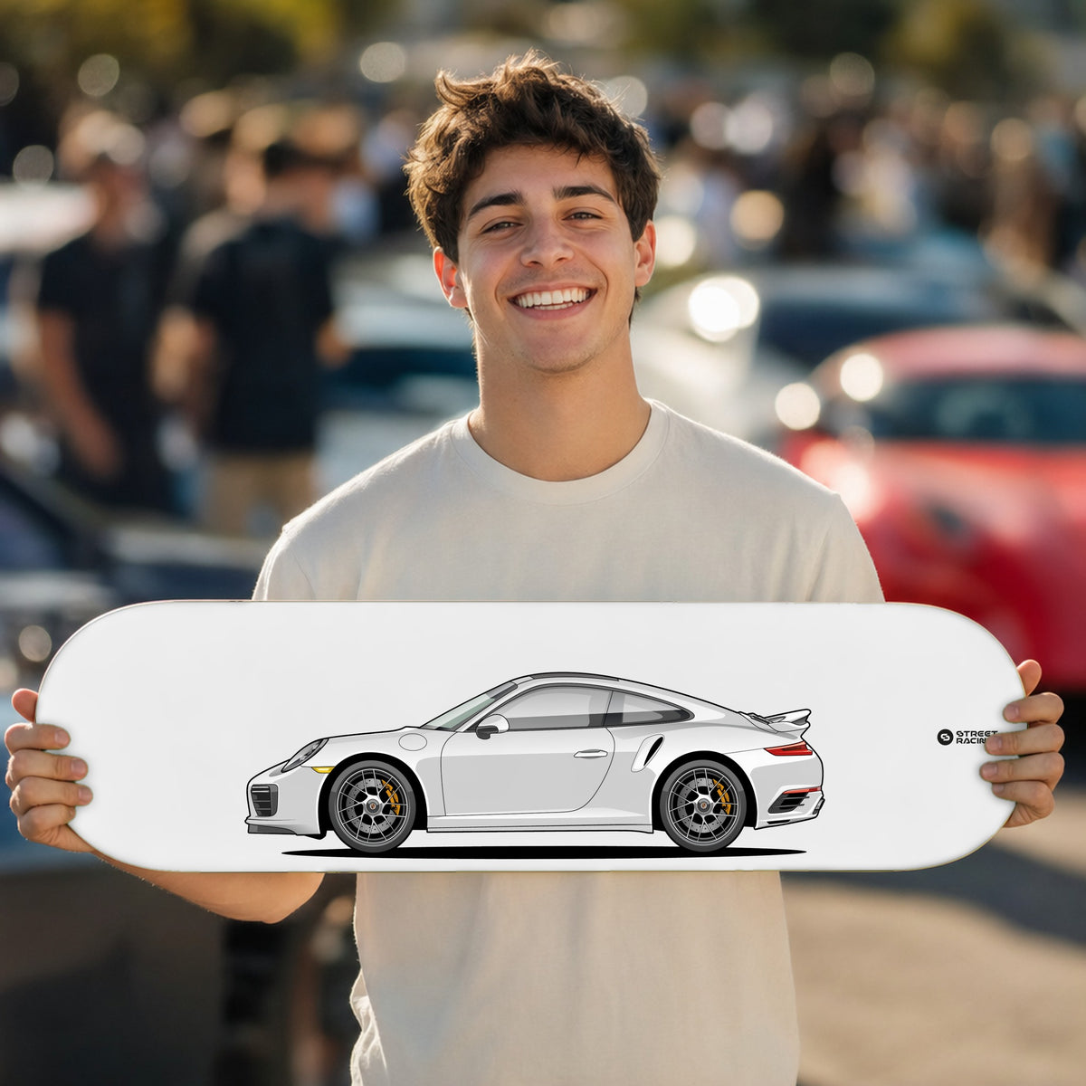 Tabla decorativa skate Porsche 911 Turbo S 991.2 Carrara White fondo Plano en un car meet – StreetRacing