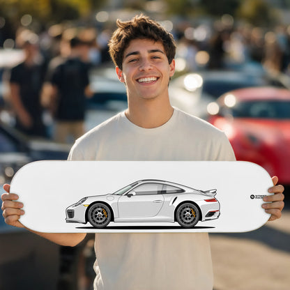 Tabla decorativa skate Porsche 911 Turbo S 991.2 Carrara White fondo Plano en un car meet – StreetRacing