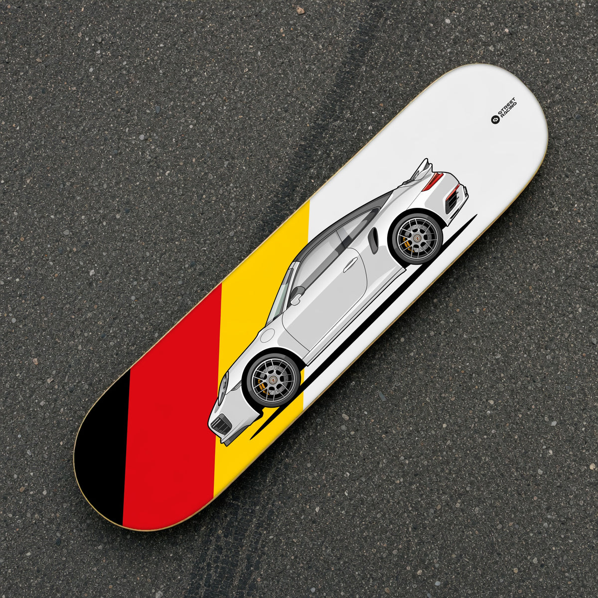 Tabla decorativa skate Porsche 911 Turbo S Cabriolet 991.2 Carrara White fondo Bandera alemana sobre el asfalto – StreetRacing