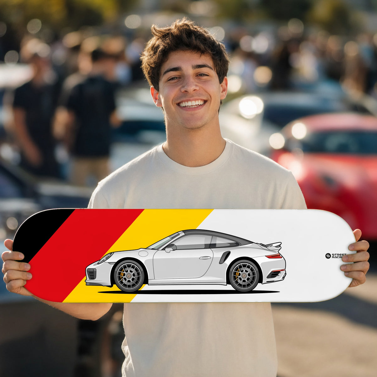 Tabla decorativa skate Porsche 911 Turbo S Cabriolet 991.2 Carrara White fondo Bandera alemana en un car meet – StreetRacing