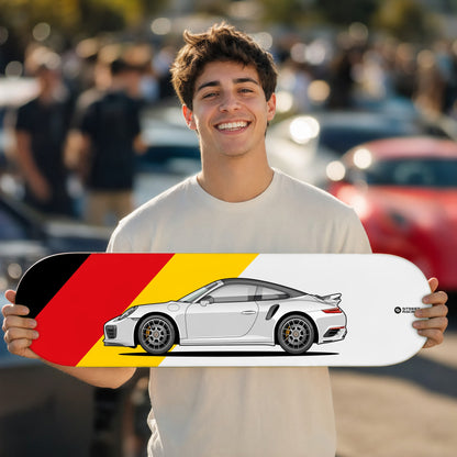 Tabla decorativa skate Porsche 911 Turbo S Cabriolet 991.2 Carrara White fondo Bandera alemana en un car meet – StreetRacing
