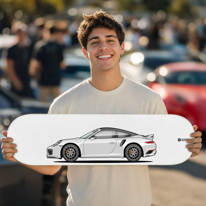 Tabla decorativa skate Porsche 911 Turbo S Cabriolet 991.2 Carrara White fondo Plano en un car meet – StreetRacing