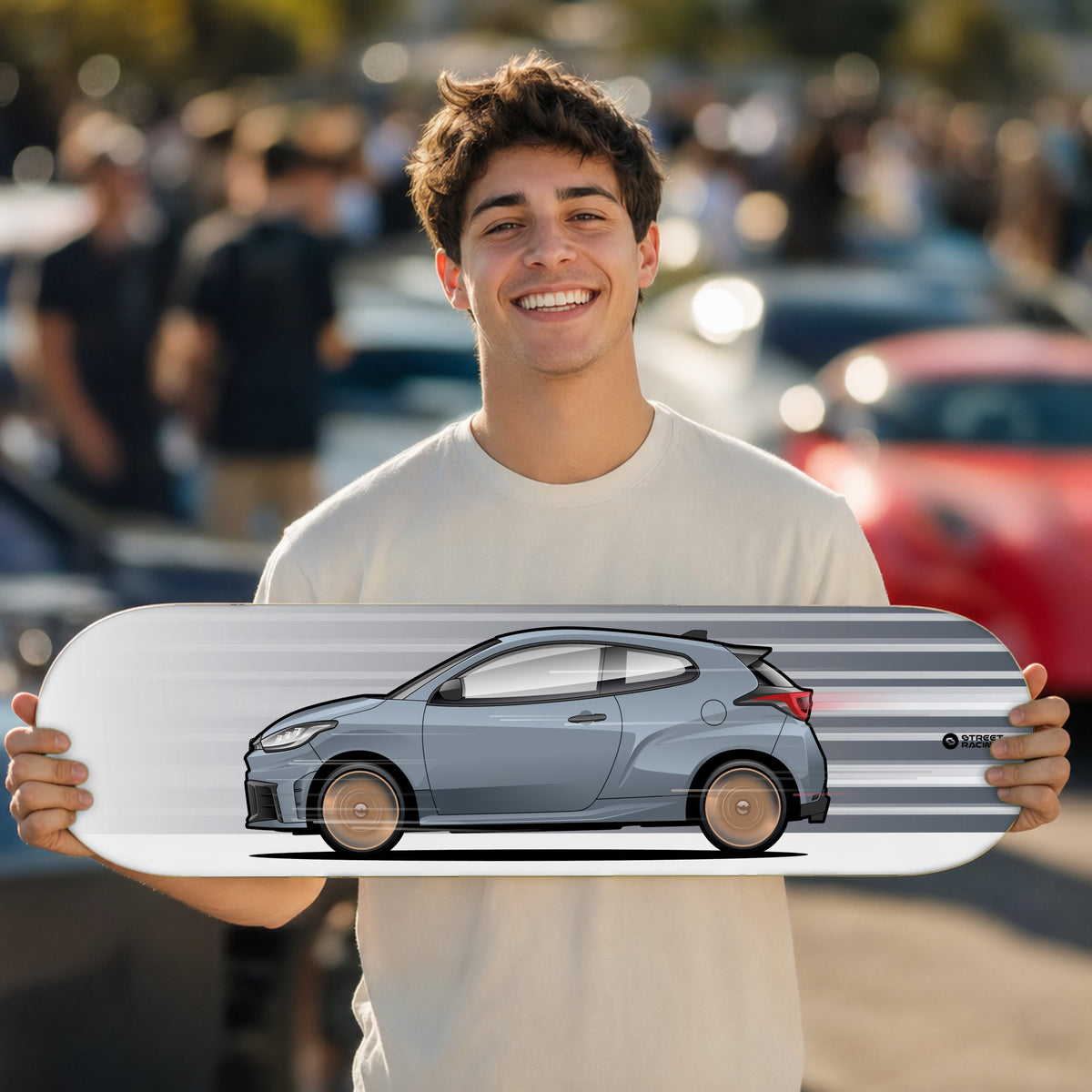 Tabla decorativa skate Toyota GR Yaris Gris azulado fondo Movimiento en un car meet – StreetRacing
