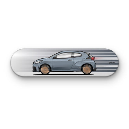 Tabla decorativa skate Toyota GR Yaris Gris azulado fondo Movimiento sobre fondo blanco – StreetRacing