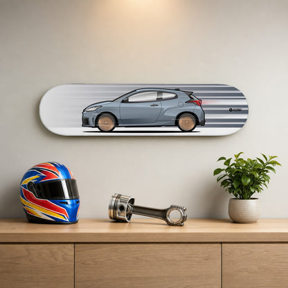 Tabla decorativa skate Toyota GR Yaris Gris azulado fondo Movimiento en un living – StreetRacing