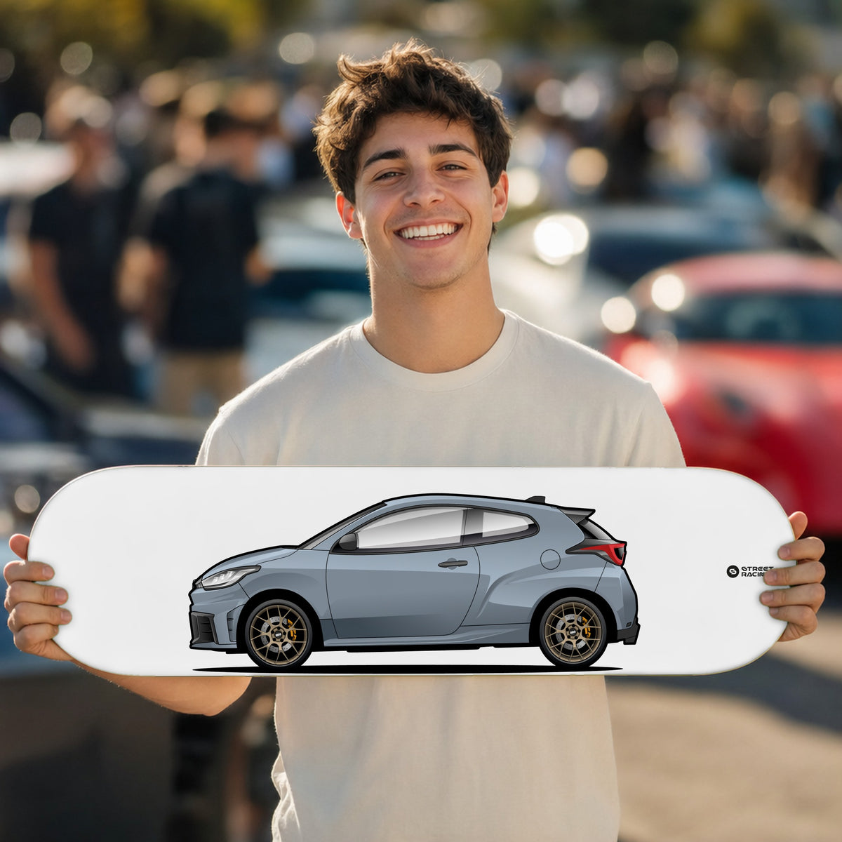 Tabla decorativa skate Toyota GR Yaris Gris azulado fondo Plano en un car meet – StreetRacing