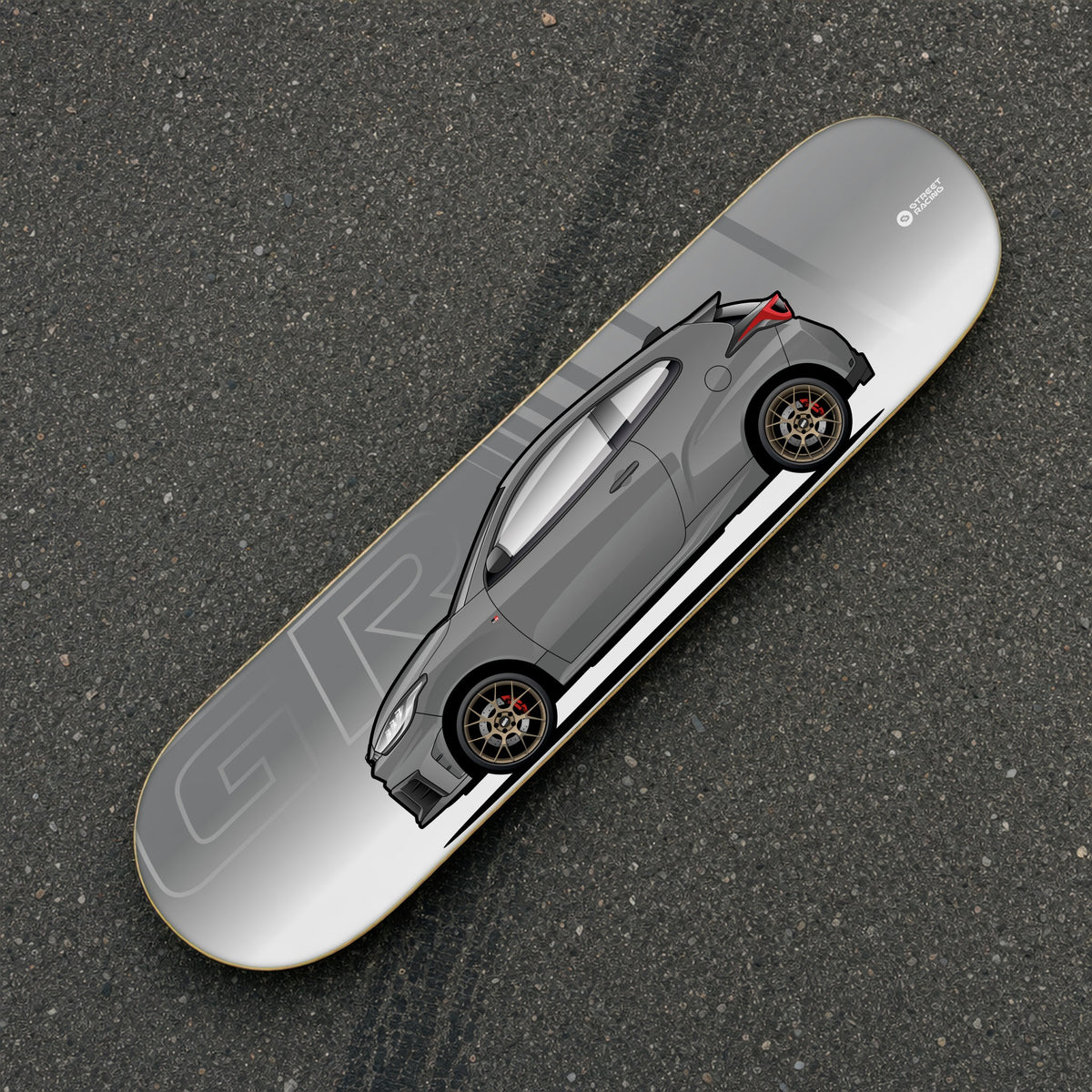 Tabla decorativa skate Toyota GR Yaris Gris oscuro fondo GR sobre el asfalto – StreetRacing