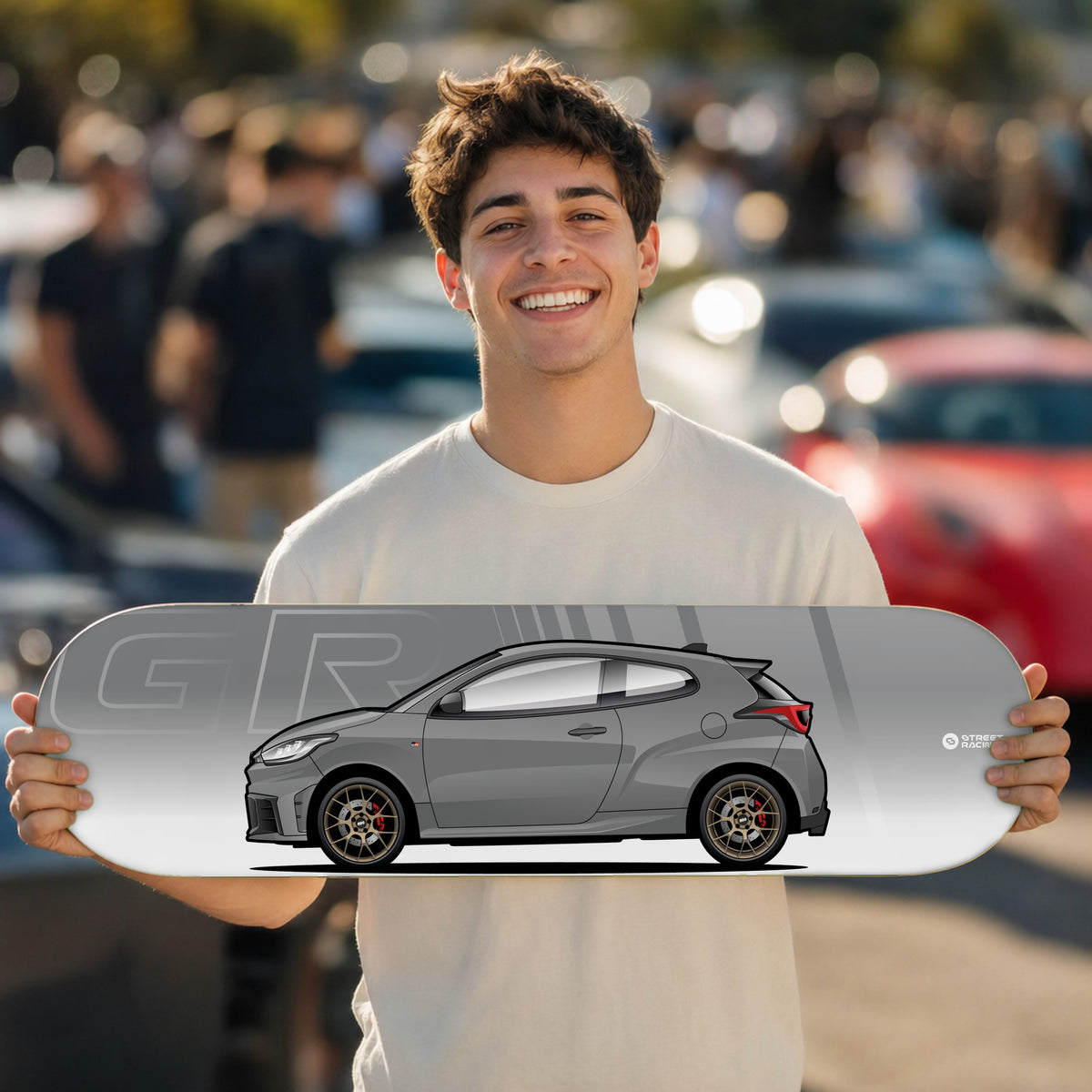 Tabla decorativa skate Toyota GR Yaris Gris oscuro fondo GR en un car meet – StreetRacing