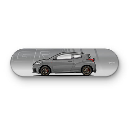 Tabla decorativa skate Toyota GR Yaris Gris oscuro fondo GR sobre fondo blanco – StreetRacing