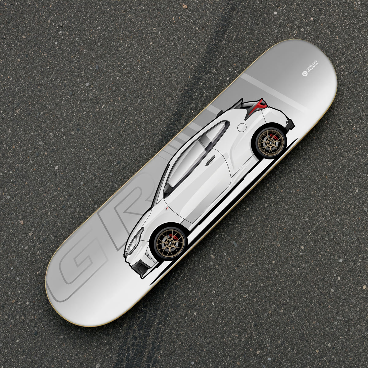 Tabla decorativa skate Toyota GR Yaris Platinum White Pearl fondo GR sobre el asfalto – StreetRacing