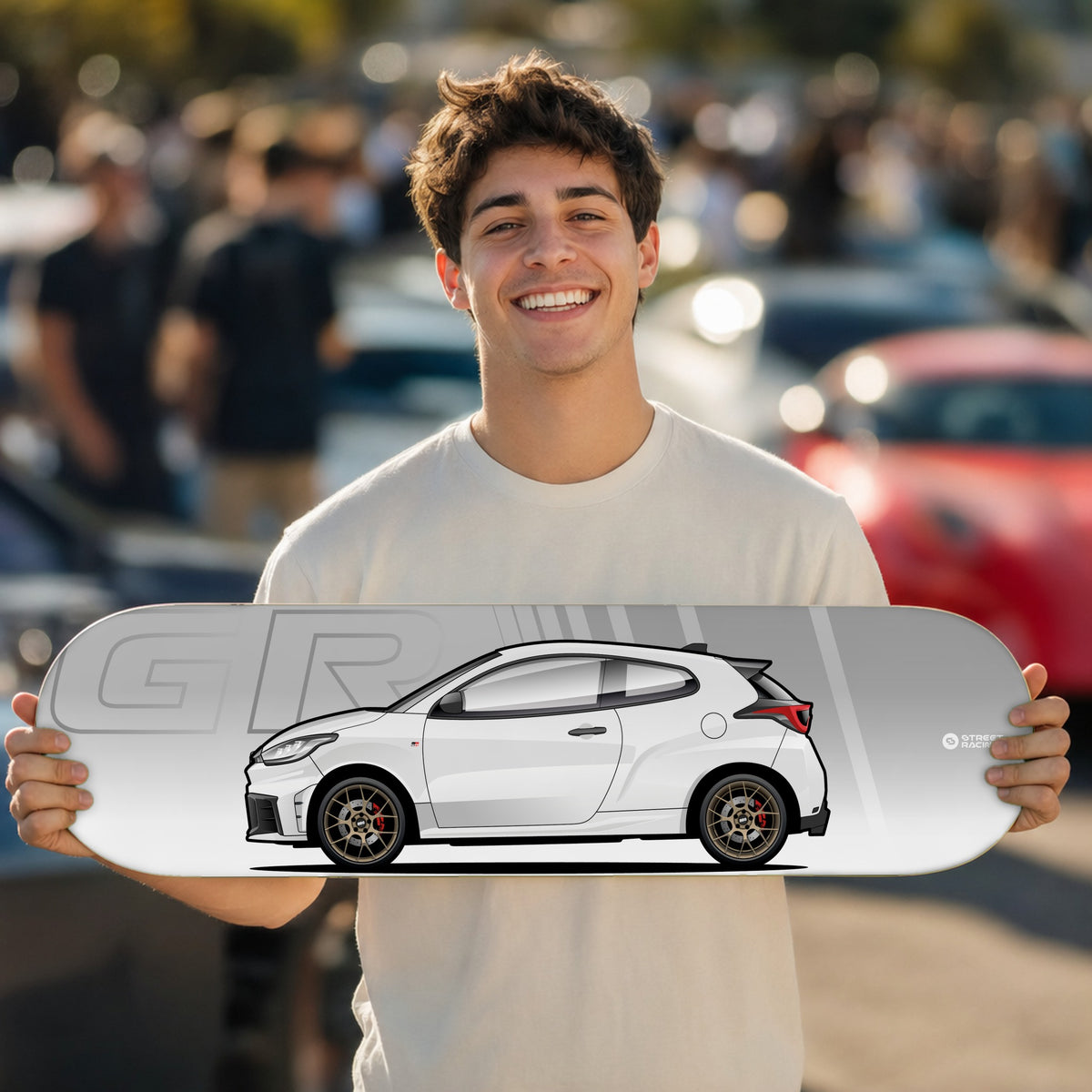Tabla decorativa skate Toyota GR Yaris Platinum White Pearl fondo GR en un car meet – StreetRacing