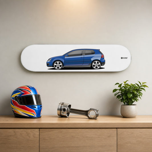 Tabla decorativa skate Volkswagen Golf GTI MK5 Deep Blue Pearl fondo Plano en un living – StreetRacing