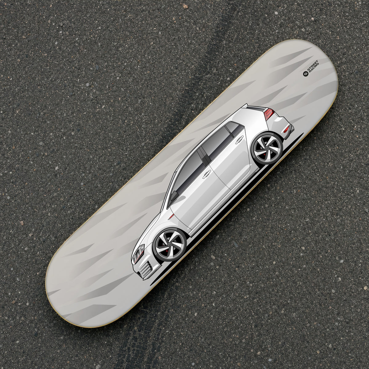 Tabla decorativa skate Volkswagen Golf GTI MK7 Pure White fondo Fragmentos sobre el asfalto – StreetRacing