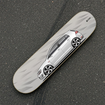 Tabla decorativa skate Volkswagen Golf GTI MK7 Pure White fondo Fragmentos sobre el asfalto – StreetRacing