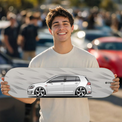 Tabla decorativa skate Volkswagen Golf GTI MK7 Pure White fondo Fragmentos en un car meet – StreetRacing