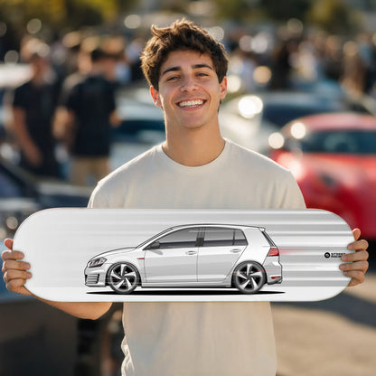 Tabla decorativa skate Volkswagen Golf GTI MK7 Pure White fondo Movimiento en un car meet – StreetRacing