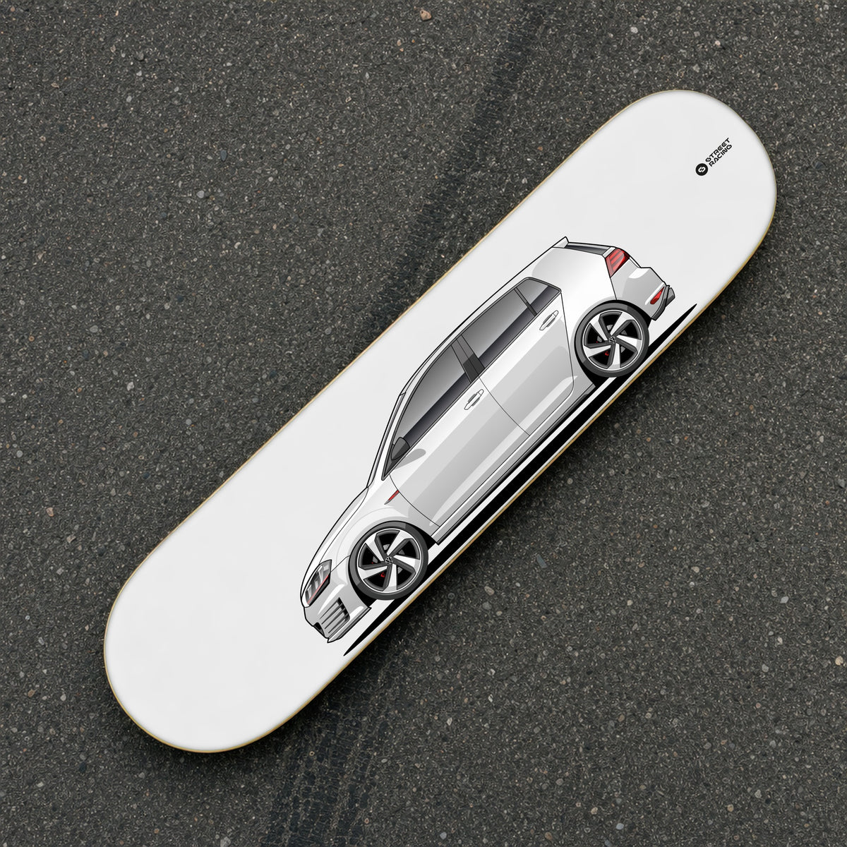 Tabla decorativa skate Volkswagen Golf GTI MK7 Pure White fondo Plano sobre el asfalto – StreetRacing