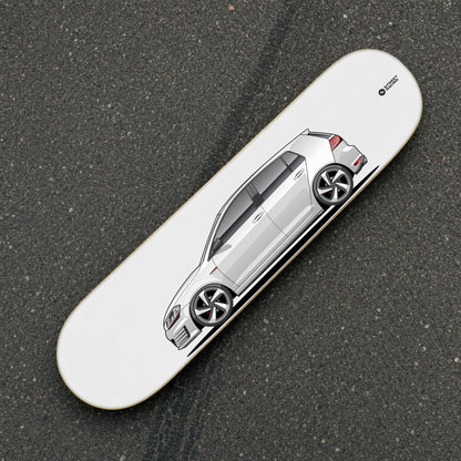 Tabla decorativa skate Volkswagen Golf GTI MK7 Pure White fondo Plano sobre el asfalto – StreetRacing