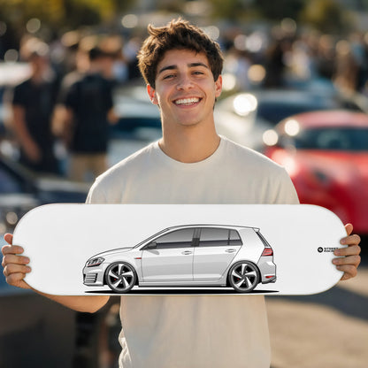 Tabla decorativa skate Volkswagen Golf GTI MK7 Pure White fondo Plano en un car meet – StreetRacing